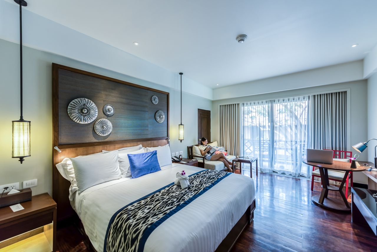 portfolio-06 Contemporary hotel room interior design with cozy elegance and modern furnishings.