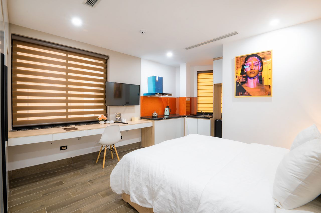 portfolio-04 Bright modern hotel room with stylish decor and cozy ambiance.